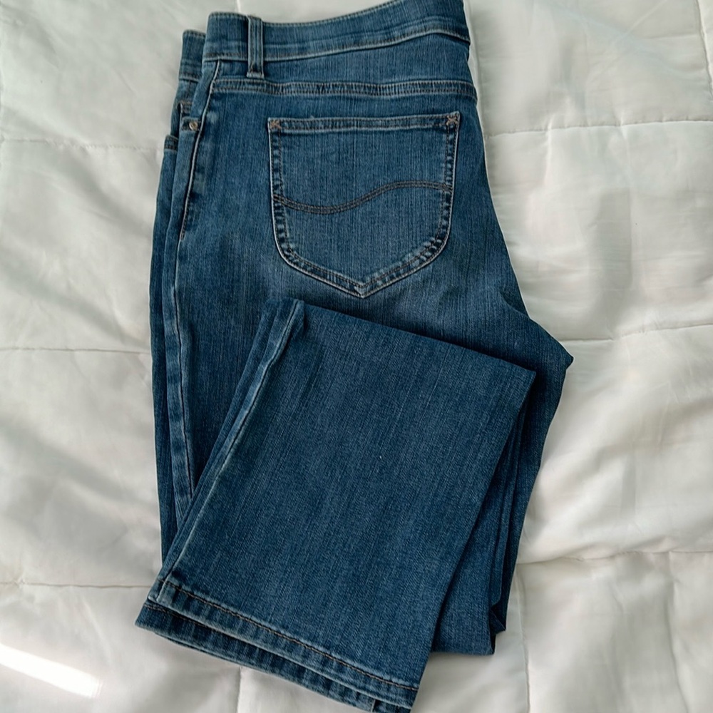 Women’s Lee jeans.  Reg fit straight leg. Size 16. Like new.